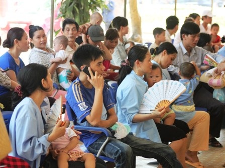 Lượng bệnh nhi đến khám, điều trị tại BV Sản Nhi Nghệ An tăng đột biến do nắng nóng