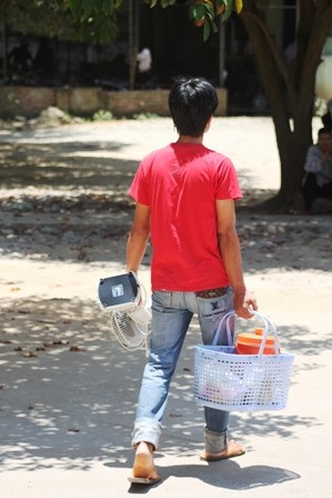 Lỉnh kỉnh quạt đưa vào viện chăm con