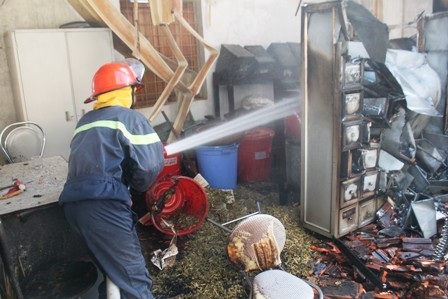 Nỗ lực dập lửa của các chiến sĩ cảnh sát chữa cháy