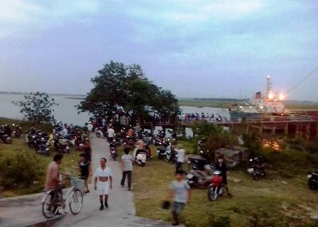 Thêm một học sinh chết đuối trên sông Lam - 1 Người dân theo dõi lực lượng cứu hộ tìm kiếm thi thể em Tuấn