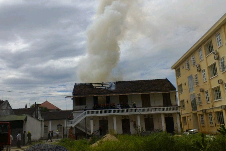 Bệnh viện Y học cổ truyền Nghệ An bốc hỏa - 1 Hiện trường vụ cháy