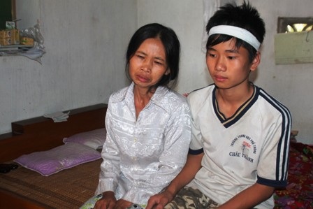 Chị Nguyễn Thị Thanh và em trai Nam đau buồn trước sự ra đi đột ngột của Nam