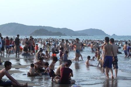 Người dân đổ xô đến bãi biển Cửa Lò giải nhiệt.