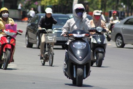 Phụ nữ ra đường đều trang bị đồ chống nắng kín mít