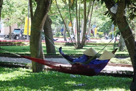 Người lao động trốn nóng tại các công viên