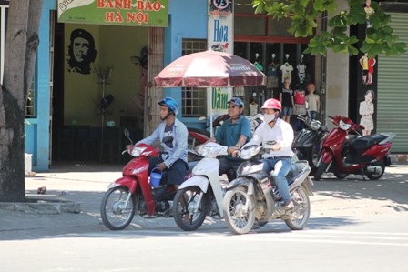 Tranh nhau bóng râm nhỏ xíu ở điểm chờ đèn đỏ