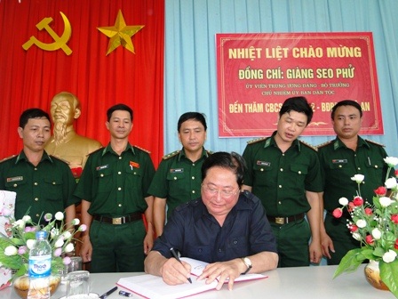 Bộ trưởng Giàng Seo Phử ghi lưu bút vào sổ vàng truyền thống tại Hải đội 2 Biên phòng Nghệ An.