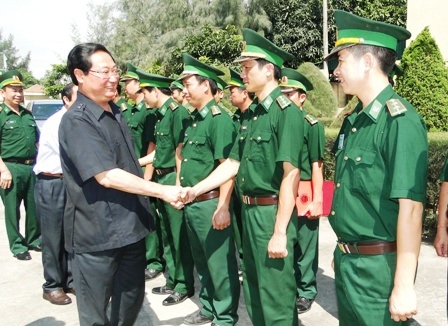 Cán bộ chiến sỹ đồn Biên phòng Cảng Cửa Lò - Bến Thủy đón Bộ trưởng Giàng Seo Phử.