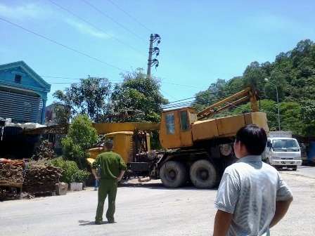 Xe cần cẩu bất ngờ lao thẳng vào nhà dân - 2 Chiếc xe gây tai nạn được đưa ra khỏi hiện trường