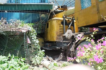 Xe cần cẩu bất ngờ lao thẳng vào nhà dân - 1 Hiện trường vụ tai nạn