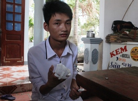 Bị tai nạn cụt 4 ngón tay phải vẫn tự tin làm bài thi