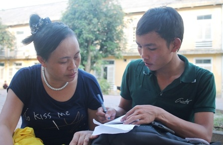 Chị Hà trình bày sự việc cho PV (Ảnh: Nguyễn Duy)