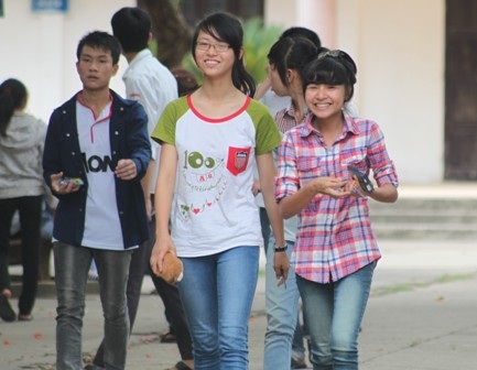 Thí sinh tại HĐCT trường THPT Nam Đàn I phấn khởi sau khi kết thúc môn Toán (Ảnh: Doãn Hòa)