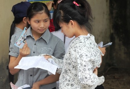 Cùng bạn trao đổi lại đề thi (Ảnh: Nguyễn Duy)