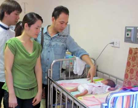 Nhiều bạn đọc liên hệ với PV Dân trí tại Nghệ An đến để thăm bé Nam ở BV Nhi.