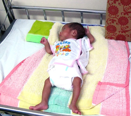 Gian nan đi tìm mẹ ruột của bé 1 tháng tuổi bị bỏ rơi ở bệnh viện - 2 Hiện bé Nam vẫn đang được các bác sỹ BV Nhi Nghệ An thay nhau chăm sóc.