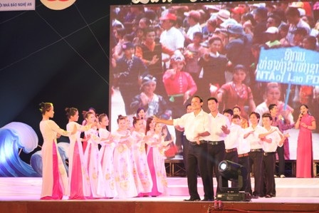 Rộn ràng điệu múa tình Việt - Lào