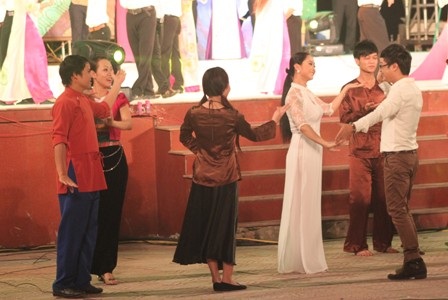 Rộn ràng điệu múa tình Việt - Lào