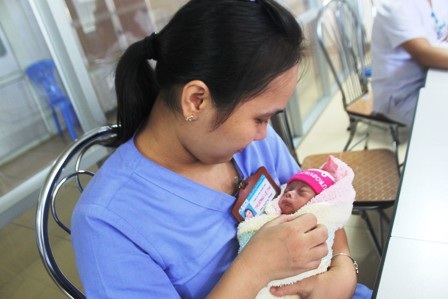Bé Nam đang được các bác sỹ bệnh viện Sản - Nhi Nghệ An chăm sóc