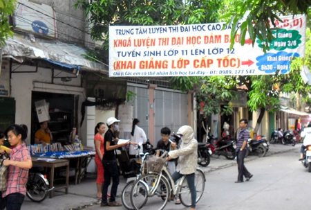 Học sinh đến đăng ký học thêm xem ra cũng ít.