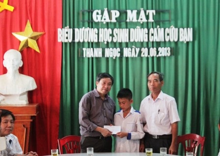Trao bằng khen của Bộ GD&ĐT cho “dũng sĩ nhí” cứu 5 bạn