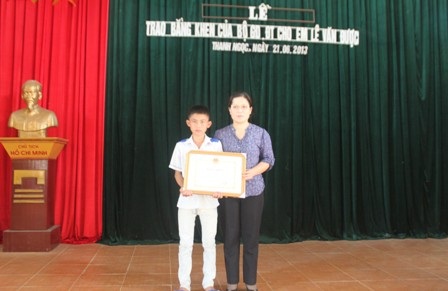 Trao bằng khen của Bộ GD&ĐT cho “dũng sĩ nhí” cứu 5 bạn