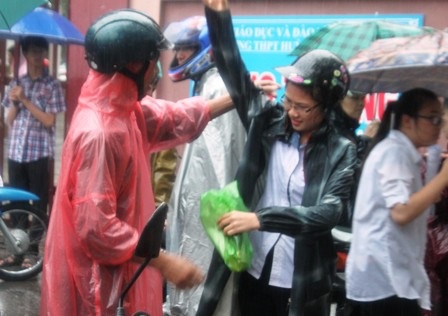 Chuẩn bị sẵn áo mưa cho con.