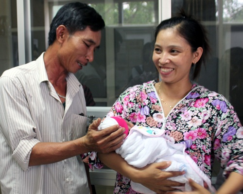 Bé bị bỏ rơi ở Bệnh viện Sản - Nhi Nghệ An đã được đón về gia đình mới - 11 Những nụ cười rạng rỡ gia đình nhận nuôi bé Nam.