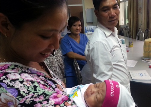 Những nụ cười rạng rỡ gia đình nhận nuôi bé Nam.