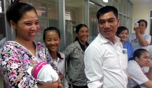 Những nụ cười rạng rỡ gia đình nhận nuôi bé Nam.