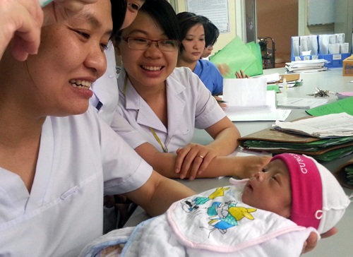 Các bác sỹ trong khoa nở những nụ cười tươi chia tay bé Nam trước khi về nhà mới.