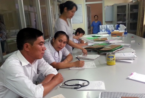 Anh Vị - người bố mới của bé Nam có mặt tại BV Nhi Nghệ An để làm các thủ tục nhận con nuôi.