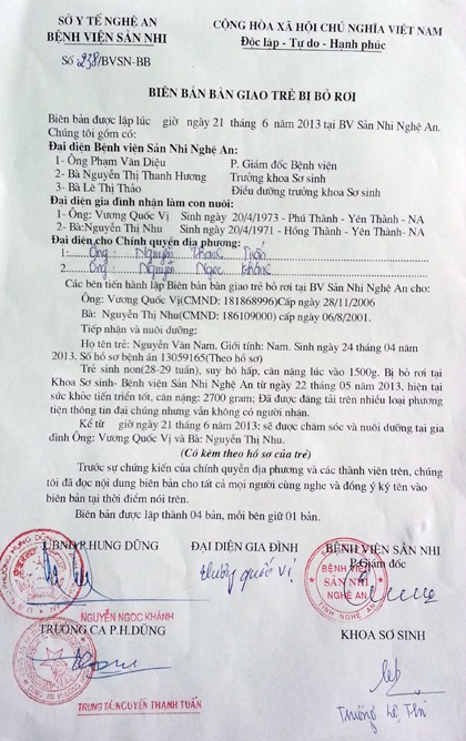 Biên bản bàn giao trẻ bị bỏ rơi.