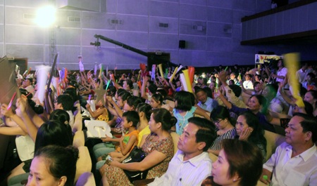 Khán giả xứ Nghệ hào hứng trong đêm chung kết giải Sao Mai 2013.