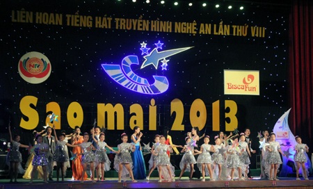 Các em thanh, thiếu nhi nhà văn hóa thiếu nhi Việt Đức mở màn cho đêm chung kết giải Sao Mai 2013.