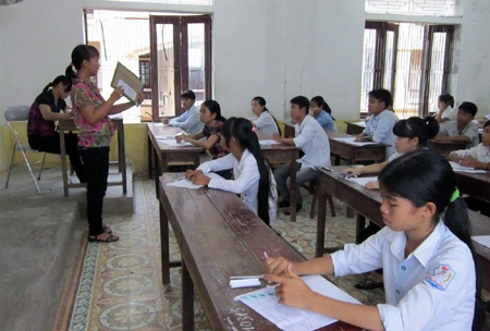 Nghệ An: Đề thi Ngoại ngữ vào lớp 10 vừa sức - 7 Giám thị cho thí sinh kiểm tra bộ đề thi. (Ảnh: Nguyễn Duy)