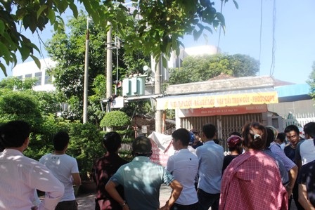 Nhiều người dân hiếu kỳ theo dõi vụ việc