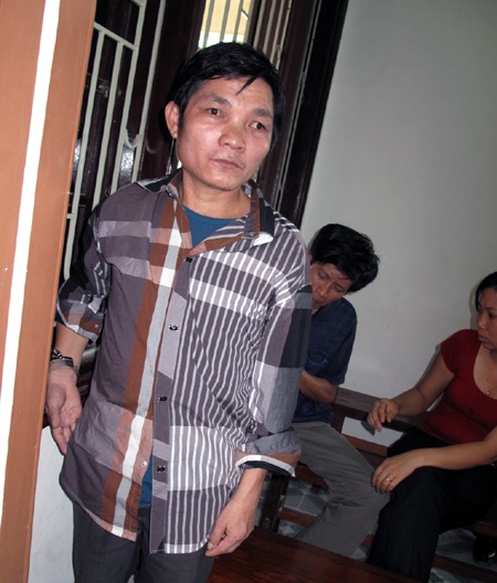 Tự châm lửa đốt nhà mình, Tùng lĩnh 12 tháng tù.