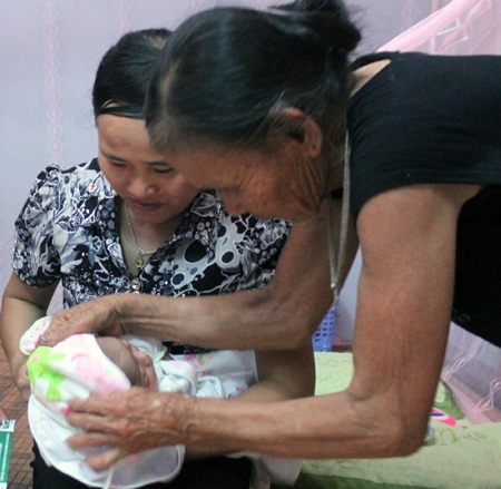 Cụ bà hàng xóm từ ngày cháu Nam về mái ấm mới bà luôn luôn sang chơi, thăm cháu. 