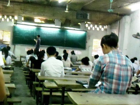 Bên trong một lò luyện thi.