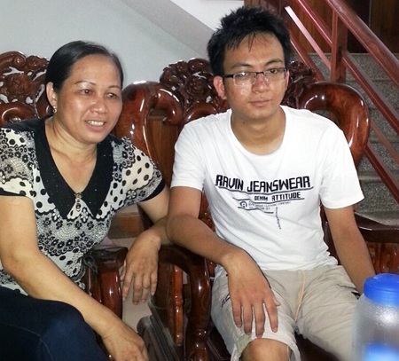 Thành Trung và mẹ tâm sự cùng PV.