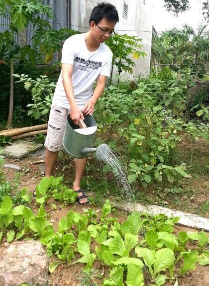 Sau mỗi giờ học, Trung luôn biết chăm sóc vườn rau nhỏ của gia đình (Ảnh: Nguyễn Duy).