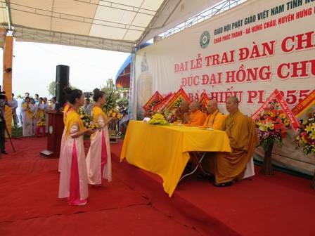 Ấn tuợng Lễ vu lan và đúc đại hồng chung tại chùa Phúc Thành - 3 Các phật tử làm lễ dâng hoa lên chư tôn thiền đức, các đại đức, sư thầy.