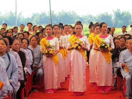 Ấn tuợng Lễ vu lan và đúc đại hồng chung tại chùa Phúc Thành - 2 Các phật tử làm lễ dâng hoa trong nghi lễ Vu lan báo hiếu.