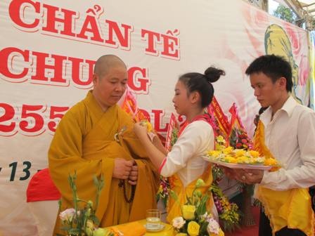 Ấn tuợng Lễ vu lan và đúc đại hồng chung tại chùa Phúc Thành - 8 Các phật tử làm lễ cài hoa trong nghi lễ bông hồng cài áo.