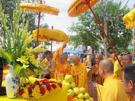 Ấn tuợng Lễ vu lan và đúc đại hồng chung tại chùa Phúc Thành - 11 Các Đại đức, hòa thượng làm lễ trước khi tiến hành đúc đại hồng chung (chuông chùa).