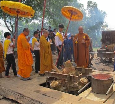 Ấn tuợng Lễ vu lan và đúc đại hồng chung tại chùa Phúc Thành - 12 Các đại đức, hòa thượng làm phép để bắt đầu đúc chuông.