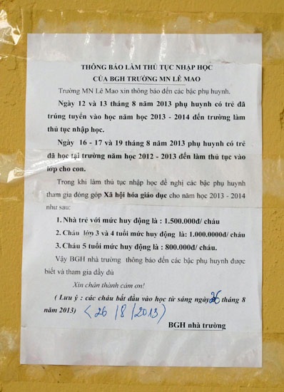 Trường mầm non bị tố lạm thu tiền xã hội hóa giáo dục - 2 Tờ thông báo mức thu xã hội hóa giáo dục được ban giám hiệu nhà trường dán trước cổng trường.