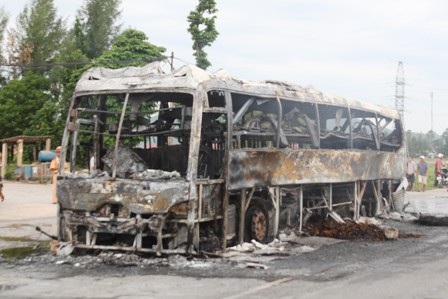 Chiếc xe bị thiêu rụi hoàn toàn sau vụ hỏa hoạn