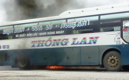 Xe khách giường nằm bốc cháy, quốc lộ 1A tắc nghẽn nghiêm trọng - 2 Chiếc xe bốc cháy từ phía sau xe